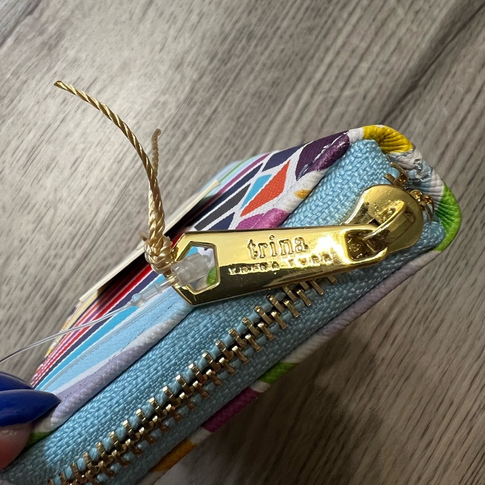Trina Turk Multicolor Fan Pattern Wallet NWT - Picture 4 of 4
